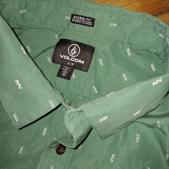 Volcom button up short sleeve XL - Picture 2 of 2